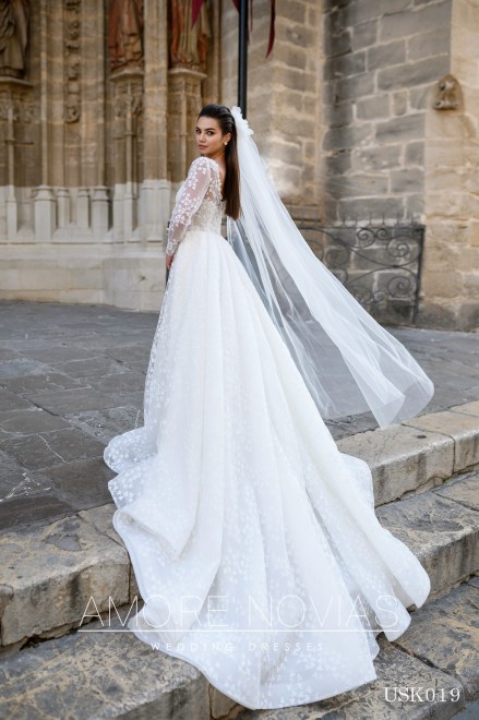 https://amore-novias.com/images/stories/virtuemart/product/USK019-3.jpg